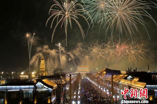 河北古城正定电子烟花秀让民众在爆竹声中找寻