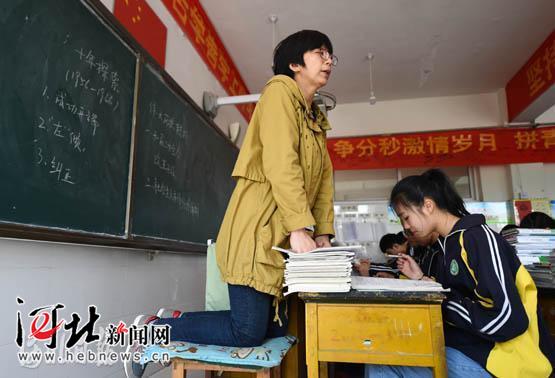 河北宁晋:高三患病女教师跪着为学生讲课