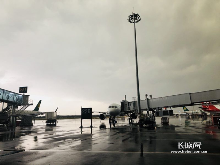 石家庄机场遭遇雷雨大风天气 航班暂时不能正