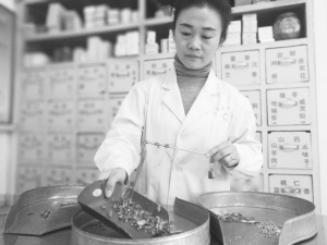 邯郸红衣女子街头跪地 口对口抢救心梗患者