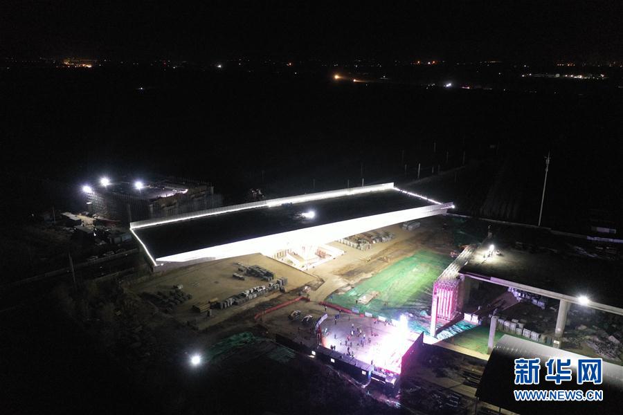 （经济）（1）河北邢台：跨京广铁路转体桥成功实现空中转体