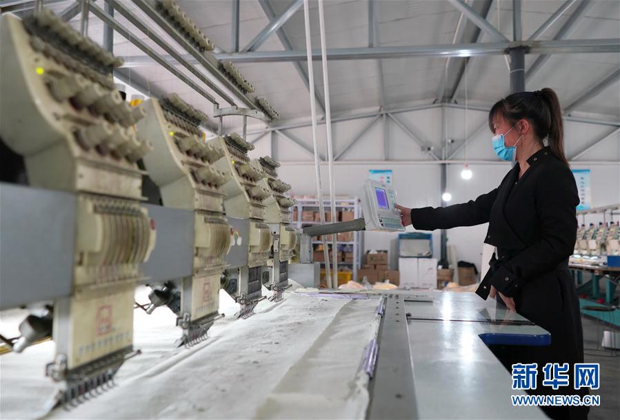 4月18日,内丘县工业园区一扶贫车间工人在毛绒玩具加工生产线上工作