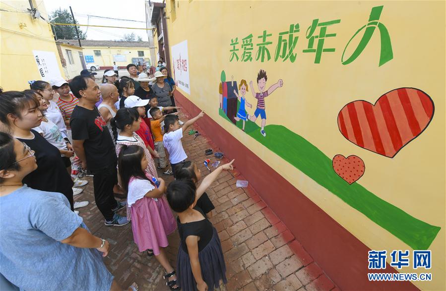 文安县:缤纷墙绘丰富暑期生活