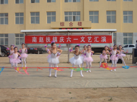 大城县各小学开展丰富多彩的文艺汇演 欢庆六