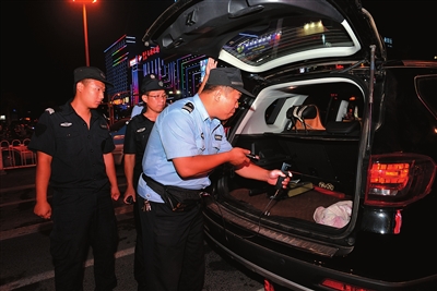 邯郸市警方收缴整治枪爆物品