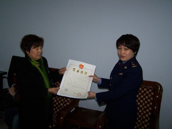 晋州市工商局为首家企业办理新版工商营业执照