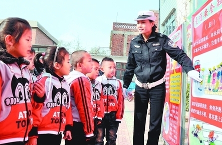 曲阳交警进幼儿园宣传安全知识