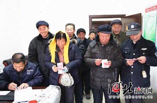 新年第一天盐山韩桥村老人福利涨(图)