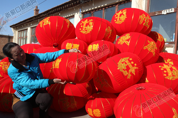 1月13日,张家口万全县北沙城乡周家河村村民刘春梅在制作大红灯笼。 随着猴年春节的临近,周家河村村民刘春梅的灯笼作坊内一片繁忙,她正加紧赶制春节的灯笼。近年来,周家河村大力发展传统手工制作灯笼产业,制作的灯笼、春联、彩旗销往内蒙古、山西和周边地区,成为农闲时节致富产业。