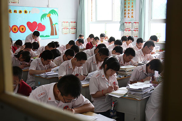 一间教室里,高三的学生一丝不苟地在复习